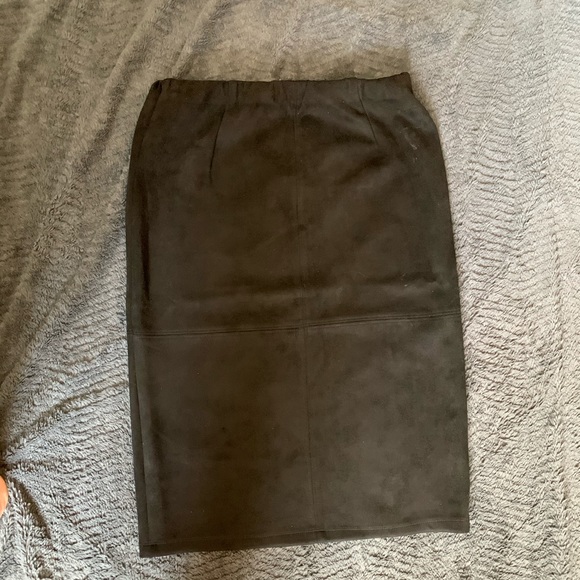 Suede pencil skirt with slit - Picture 4 of 5